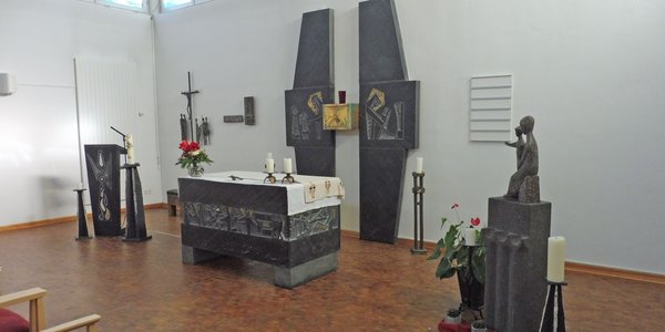 Blick auf den Altarbereich in der großzügigen Kapelle des Seniorencentrums.