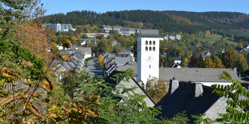 Ausblick auf den Kirchturm von Bad Fredeburg.
