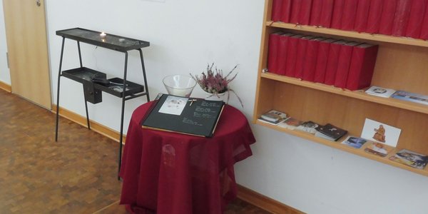 Gedenkbuch und Kerzenopferstock in der Kapelle.