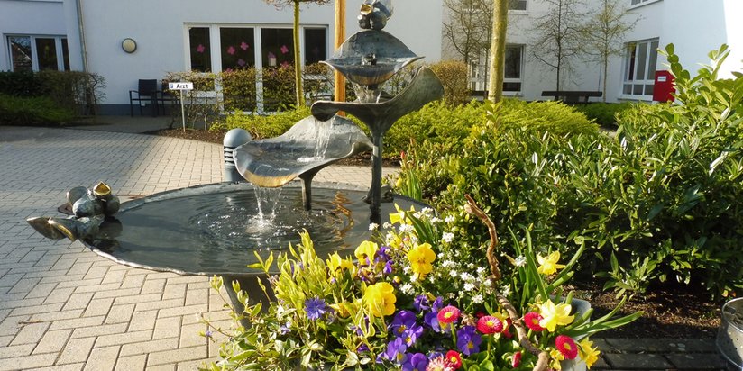 Verspielter Brunnen im Eingangsbereich des Seniorencentrums.