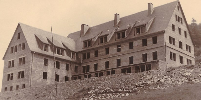 Historisches Bild vom Bau des früheren Seniorenheimes in Bad Fredeburg.