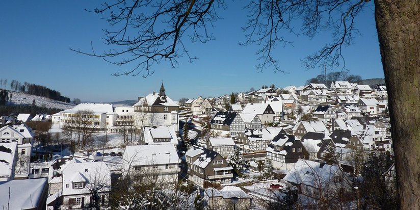 Die Bad Fredeburger Altstadt liegt unter einer leichten Schneedecke.