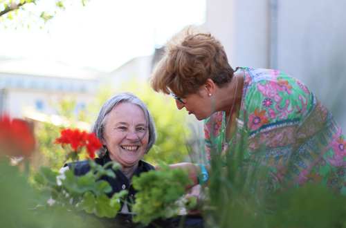 Bewohnerin und Mitarbeiterin im Garten des Seniorencentrums St. Raphael.